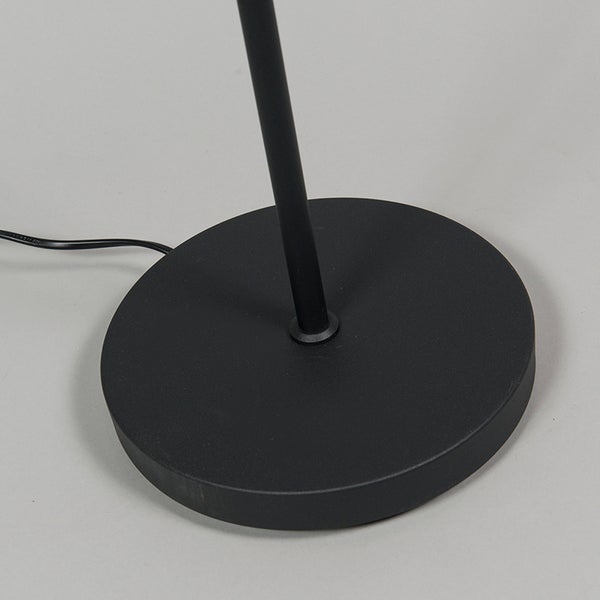 Detailaufnahme des runden Standfußes einer Stehlampe.