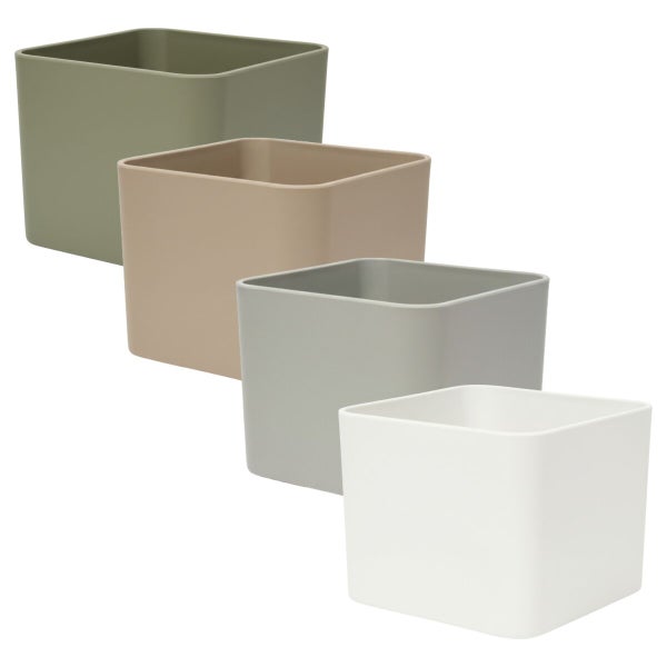Vier quadratische Aufbewahrungsboxen aus Kunststoff in Grün, Beige, Grau und Weiß.