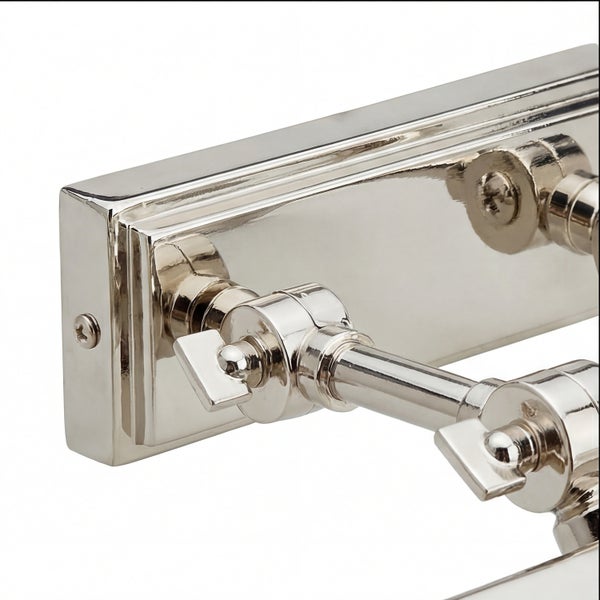 Detailaufnahme einer silberfarbenen Wandleuchte