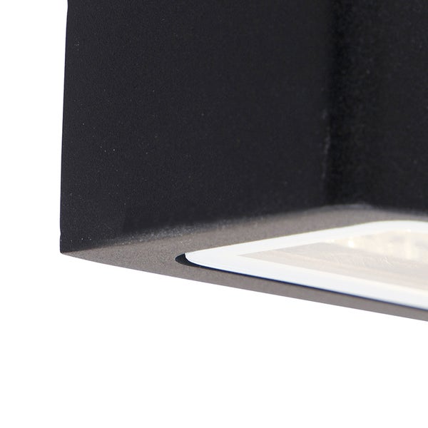 Detailaufnahme eines matt schwarzen Leuchtengehäuses mit integrierter Lichtquelle.