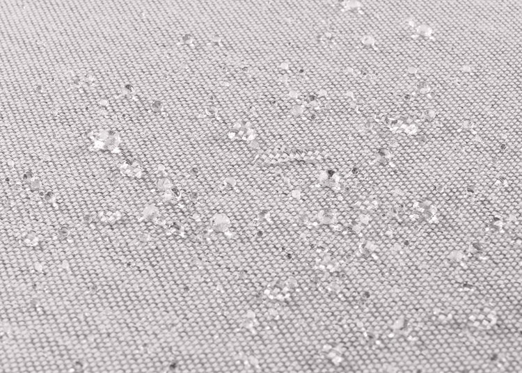 Detailansicht eines wasserabweisenden Textilgewebes mit abperlenden Wassertropfen.