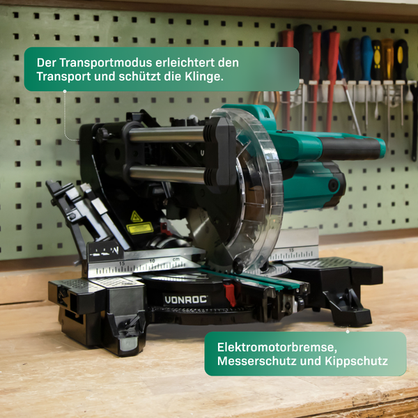 VONROC Kapp- und Gehrungssäge auf einer Werkbank in einer Werkstatt mit Transportmodus, Elektromotorbremse, Messerschutz und Kippschutz.