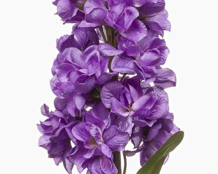 Künstliche Blume mit violetten Blüten und grünem Blatt.
