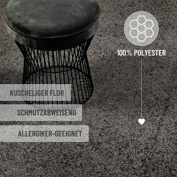 Teppich aus 100 Prozent Polyester mit kuscheligem Flor, schmutzabweisend und für Allergiker geeignet, mit rundem Hocker.