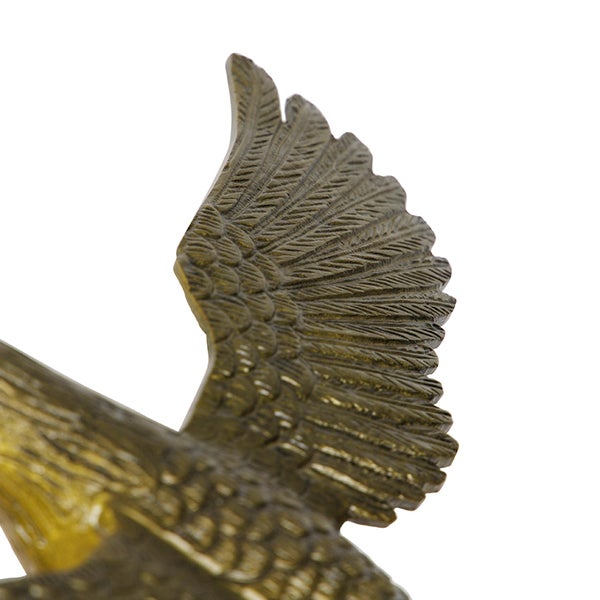 Detailaufnahme einer Adlerfigur, die das Gefieder zeigt.