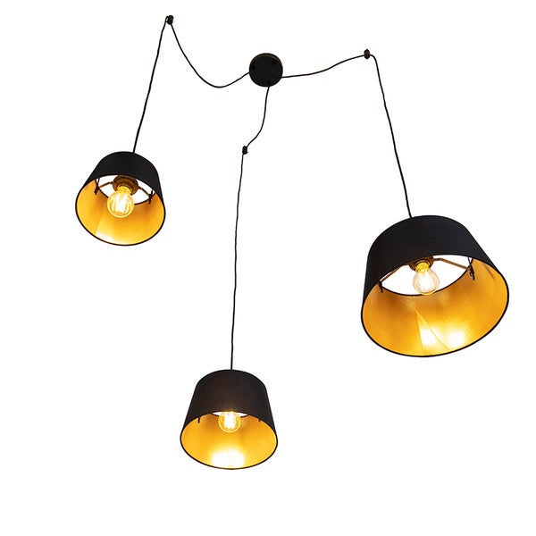 Dreiflammige Pendelleuchte mit schwarzen Stoffschirmen, goldfarbenen Innenseiten und schwarzen Kabeln.