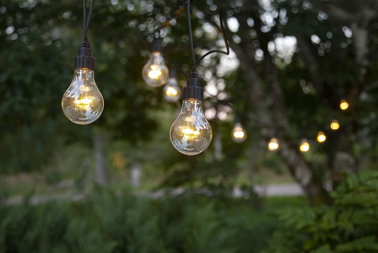 Lichterkette mit Glühbirnen im Garten