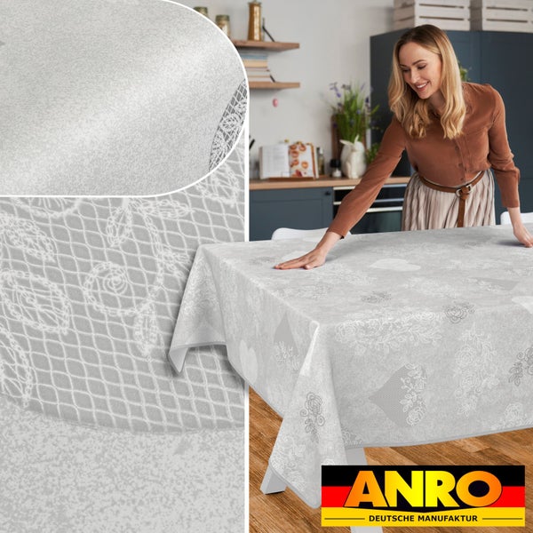 Dekorative Tischdecke mit Rosenmuster in einer hellen Küche mit Anro Deutsche Manufaktur Logo.