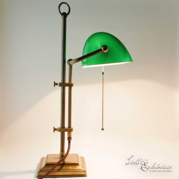 Tischleuchte mit grünem Schirm und Zugschalter