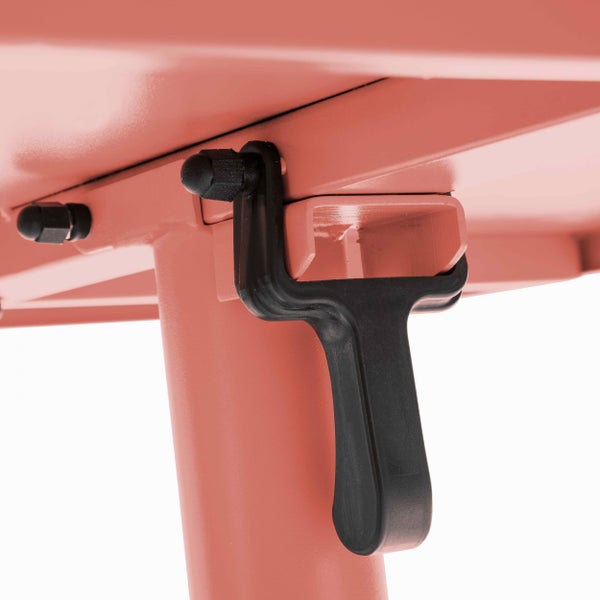 Detailansicht einer fein strukturierten rosa Oberfläche mit einem metallischen Glanzeffekt.