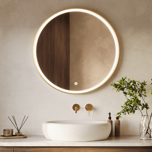 Runder Badezimmerspiegel mit LED Beleuchtung und Touchschalter ueber einem Aufsatzwaschbecken und wandmontierter Armatur in einem Badezimmer.