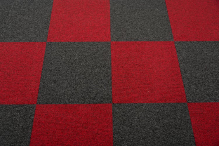 Teppichfliesen im Schachbrettmuster, Nadelvlies, rot und anthrazit.