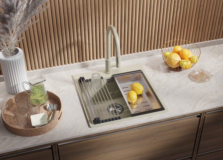 Küchenspüle mit Abtropfgestell und Zubehör auf einer Arbeitsplatte