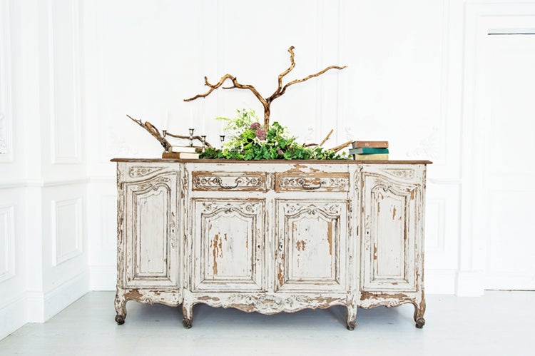Kommode im Used Look mit Schubladen, Türen und floraler Dekoration