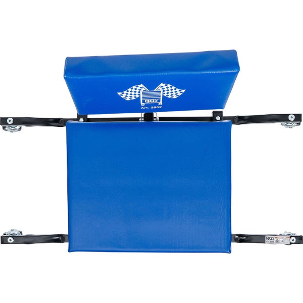 Rollbarer Werkstattsitz mit blauem Polster, schwarzem Metallrahmen und sechs Lenkrollen.