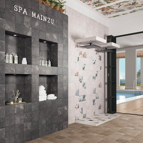 Modernes Badezimmer mit gefliesten Wänden, Duschbereich und integrierten Wandnischen zur Aufbewahrung von Badaccessoires und Handtüchern.
