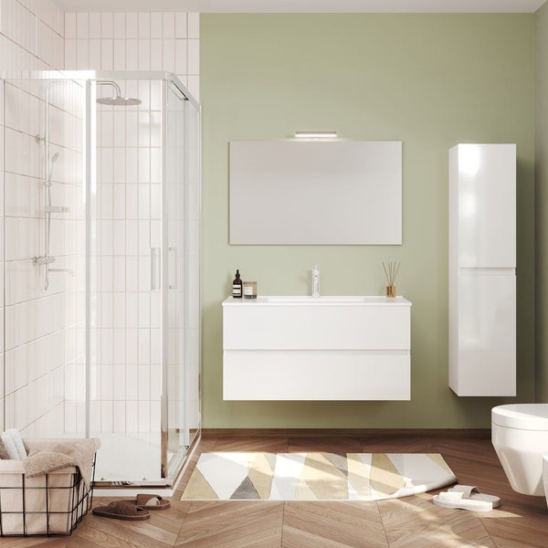 Modernes Badezimmer mit Dusche, Waschtisch, Spiegel und Badschrank.