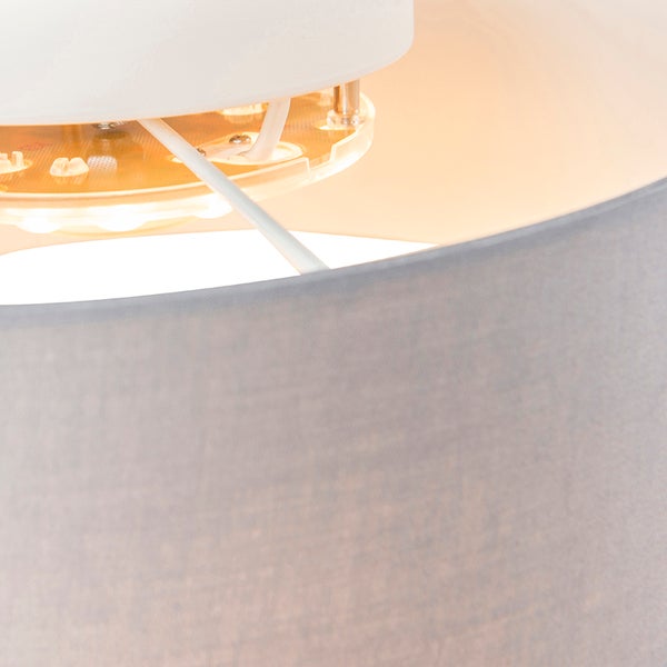 Detailansicht einer Deckenleuchte mit einem strukturierten Textilschirm und integriertem LED-Leuchtmittel.