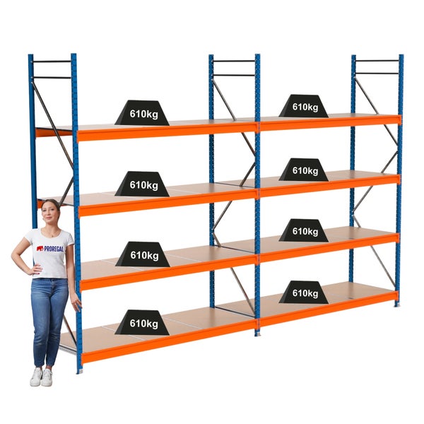 Lagerregal mit vier Ebenen, Lastangabe 610 Kilogramm pro Ebene, inklusive Vergleichsperson