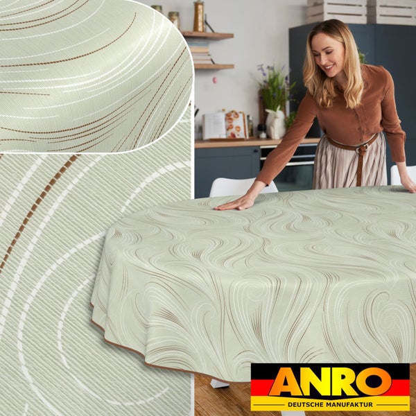 Runder Tisch mit bedruckter Tischdecke im Küchendekor