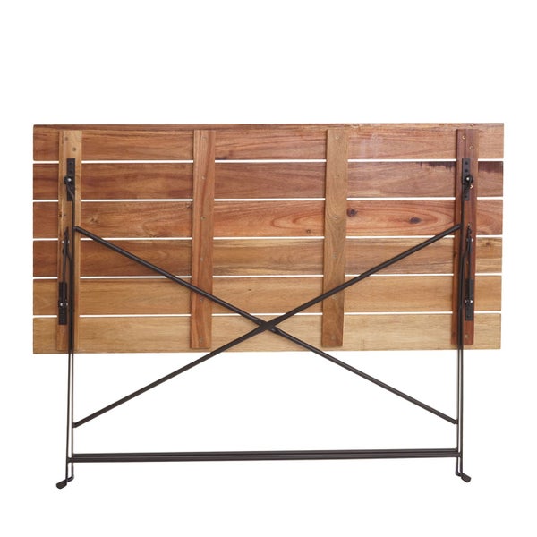 Zusammengeklappter Holztisch mit Metallgestell