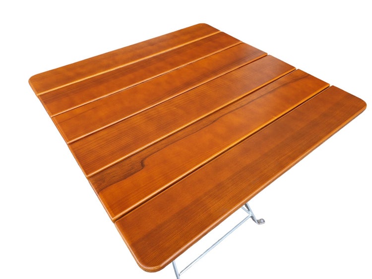 Quadratischer Gartentisch mit einer Tischplatte aus Holzlatten und einem Metallgestell.