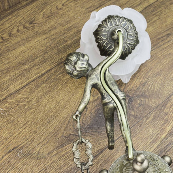 Wandleuchte mit floralem Lampenschirm und Amor Figur