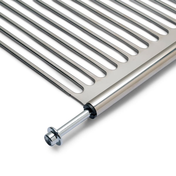 Detailaufnahme eines Grillrosts aus Edelstahl mit Befestigungsstift.