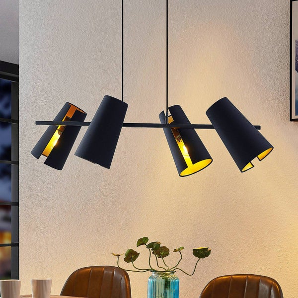 Schwarze Hängelampe mit vier Leuchten im Esszimmer