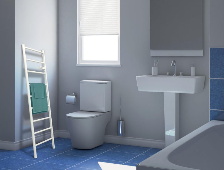 Badezimmer mit Toilette, Waschbecken, Badewanne und Handtuchwärmer