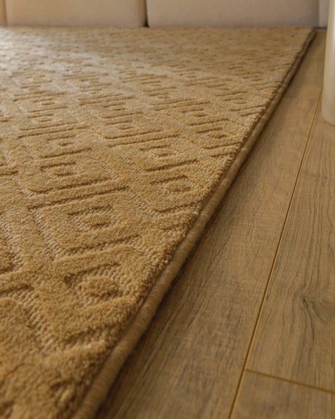 Strukturierter Teppich mit geometrischem Rautenmuster in einem Wohnzimmer-Ambiente.