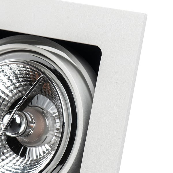 Nahaufnahme eines quadratischen Einbaustrahlers mit runder Leuchteinheit und Reflektor.