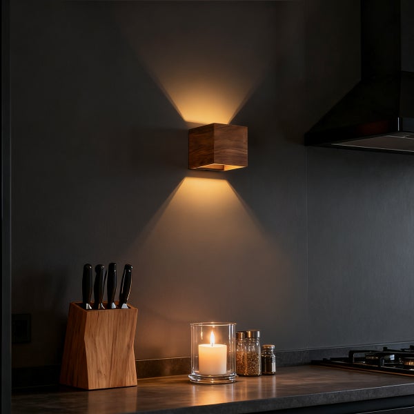 Moderne quadratische Wandleuchte aus Holz mit Up and Down Lichteffekt in einer eleganten Küche montiert