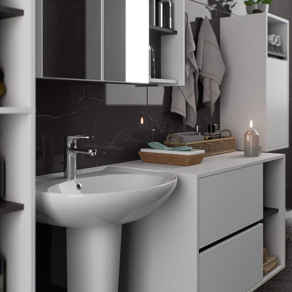 Badezimmer mit Waschtisch, Spiegelschrank und Handtüchern