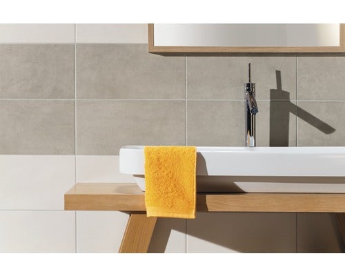 Modernes Badezimmer mit Waschbecken, Armatur und Handtuch