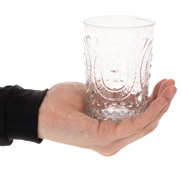 Trinkglas aus klarem Glas mit Reliefverzierung, in einer Hand gehalten zur Veranschaulichung der Größe.