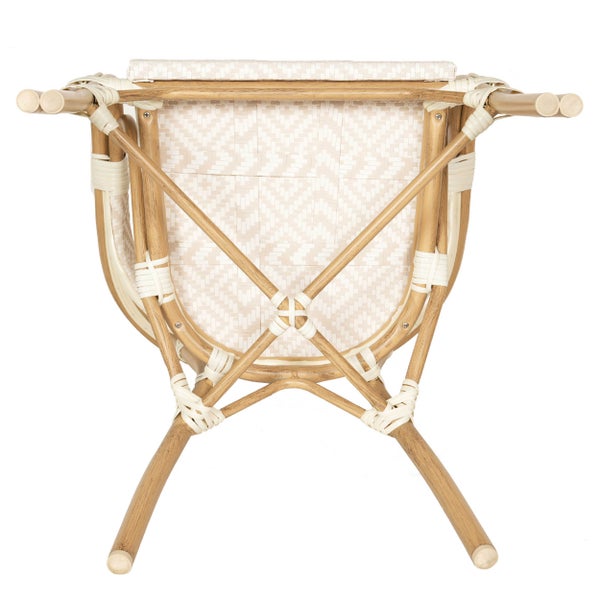 Unteransicht eines Rattanstuhls mit kreuzverstrebten Beinen und gemustertem Geflecht.