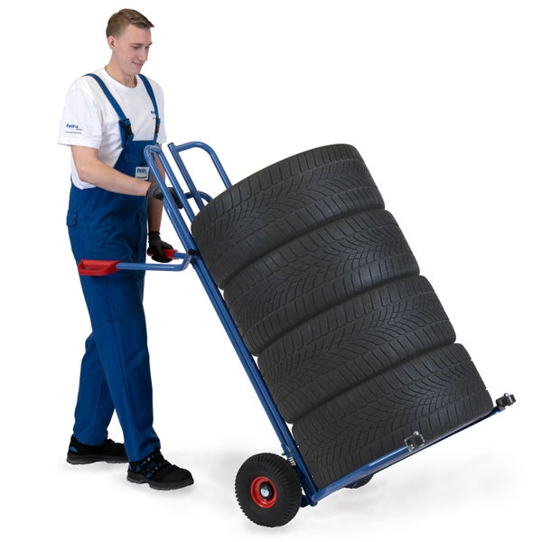 Eine Person transportiert Reifen auf einer Sackkarre.