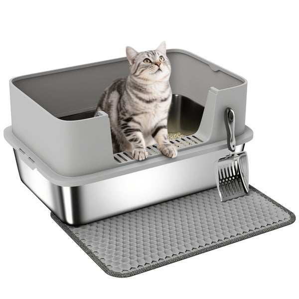 Katzentoilette aus Edelstahl mit hohem Kunststoffrand, Streuschaufel, Wabenmatte und einer getigerten Katze.
