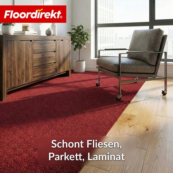 Szene mit Teppichboden, Kommode und Sessel in einem hellen Raum. Der Teppich schützt Fliesen, Parkett und Laminat.