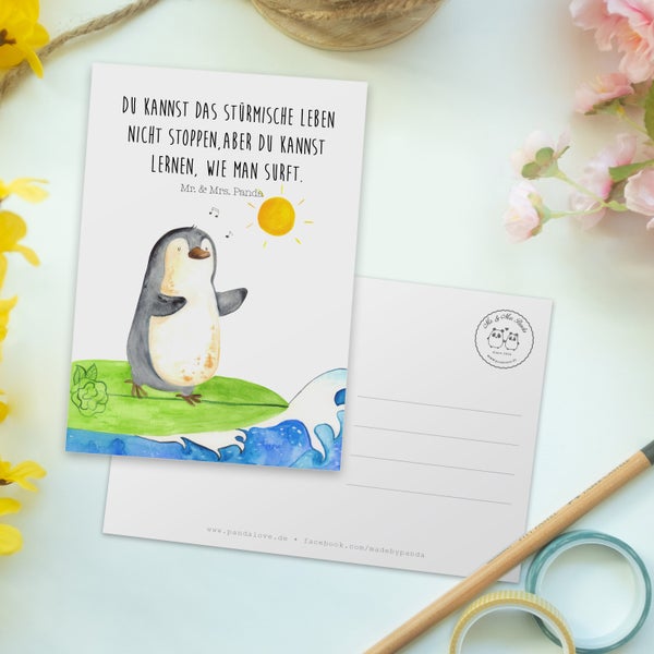 Mr. & Mrs. Panda Postkarte Pinguin Surfer - Weiß