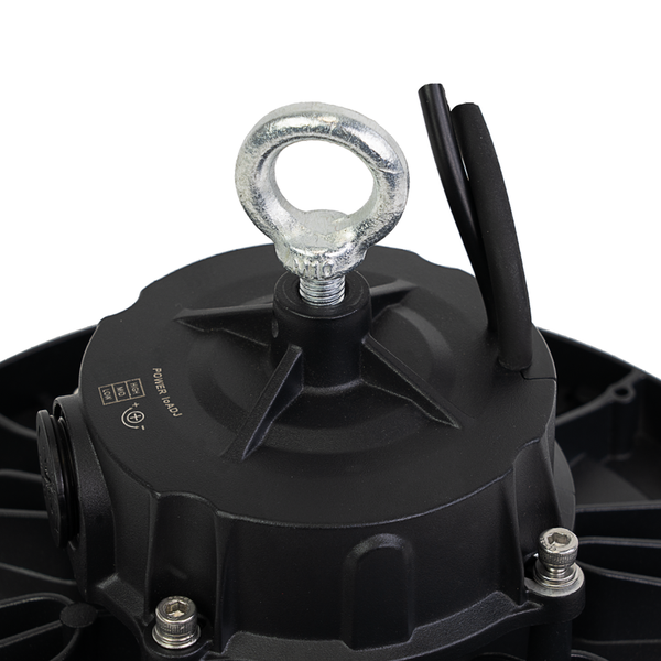 Detailaufnahme einer Hallenleuchte mit Befestigungsöse und Stromkabel