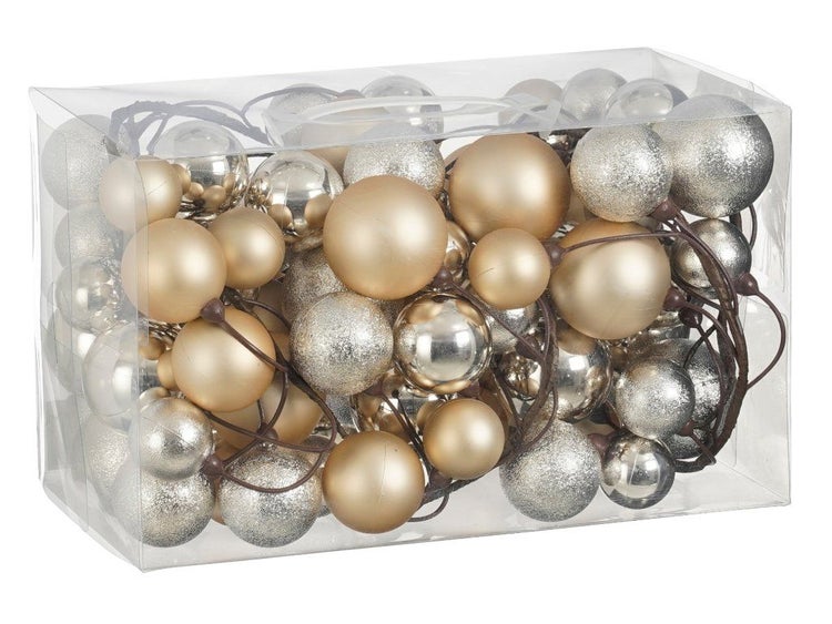 Set mit Christbaumkugeln in verschiedenen Größen und Oberflächenstrukturen in einer transparenten Kunststoffverpackung