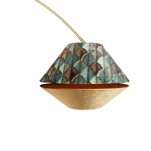 Zweiteiliger Lampenschirm für Bogenleuchte mit Federmuster und goldfarbenem Samtelement an einem Metallarm.