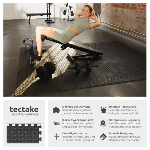 Frau trainiert auf einer schwarzen Fitnessmatte von tectake mit Hanteln und Kettlebell im Fitnessstudio