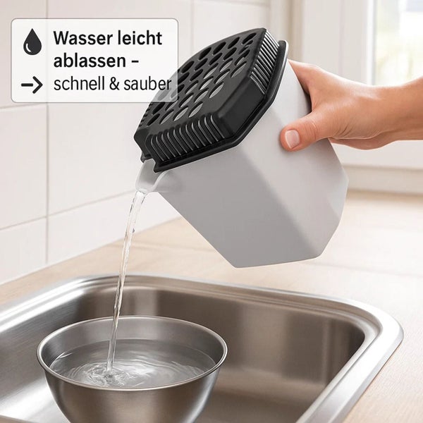 Eine Hand hält einen Küchenhelfer über eine Edelstahlspüle, um Wasser durch den integrierten Siebdeckel schnell und sauber abzugießen.