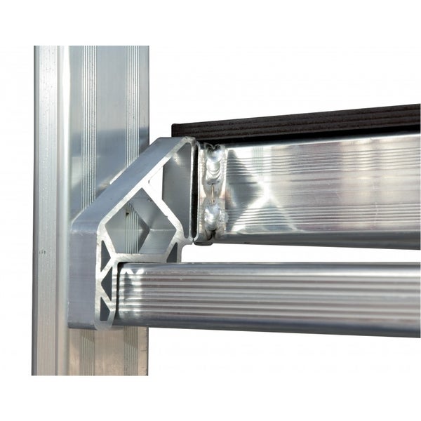 Detailansicht einer geschweißten Aluminiumverbindung an einem Gerüst oder einer Arbeitsplattform.