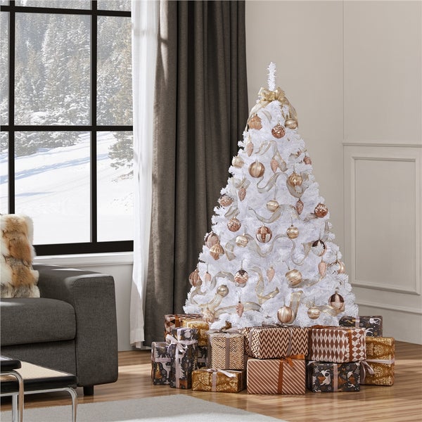 Geschmückter weisser Weihnachtsbaum mit Geschenken im Wohnzimmer
