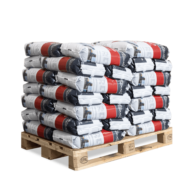 Mehrere Säcke mit Baustoffen, auf einer Holzpalette gestapelt.