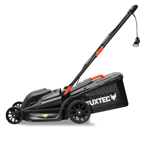 Fuxtec Elektro-Rasenmäher mit Grasfangkorb in Schwarz und Orange.